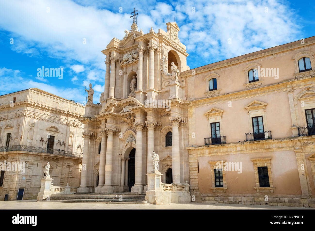 Vue sur Cathédrale de Syracuse (Duomo di Napoli) sur la Piazza del Duomo. Ortigia, Syracuse (Syracuse), Sicile, Italie Banque D'Images