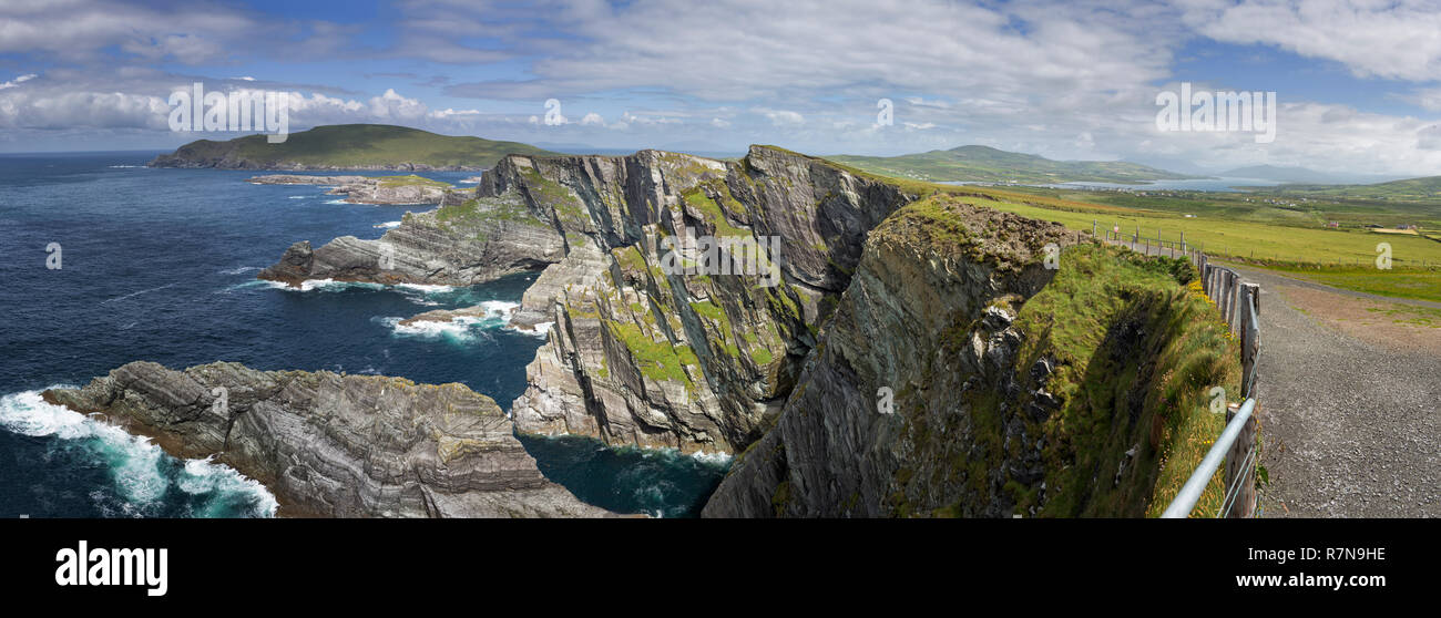 Une vue panoramique de la Kerry Cliffs à l'extrémité ouest de la péninsule d'Iveragh. Dans l'arrière-plan avec l'île de Valentia Bray Head Banque D'Images