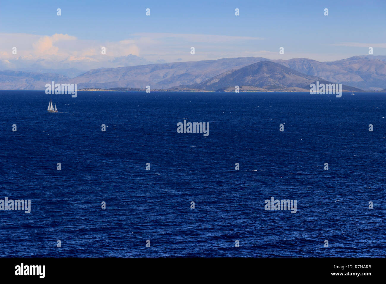 Horizon de mer avec voiliers dans le vent : côte de la Grèce dans la mer Egée. Belle côte méditerranéenne. Banque D'Images