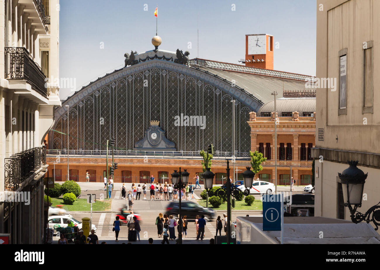 La gare d'Atocha de Madrid depuis la Calle de Santa Isabel Banque D'Images