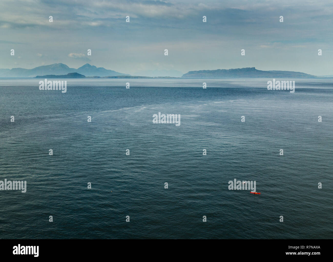 Le point de vue de la petites îles (Rum, Eigg et fumier) d'en bas 38 Phare. Il y a deux les kayakistes de mer visible dans l'avant-plan. Banque D'Images