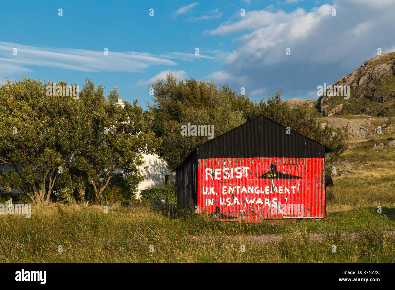 Shed peint avec un message politique en 38, à l'ouest des Highlands d'Écosse. Banque D'Images