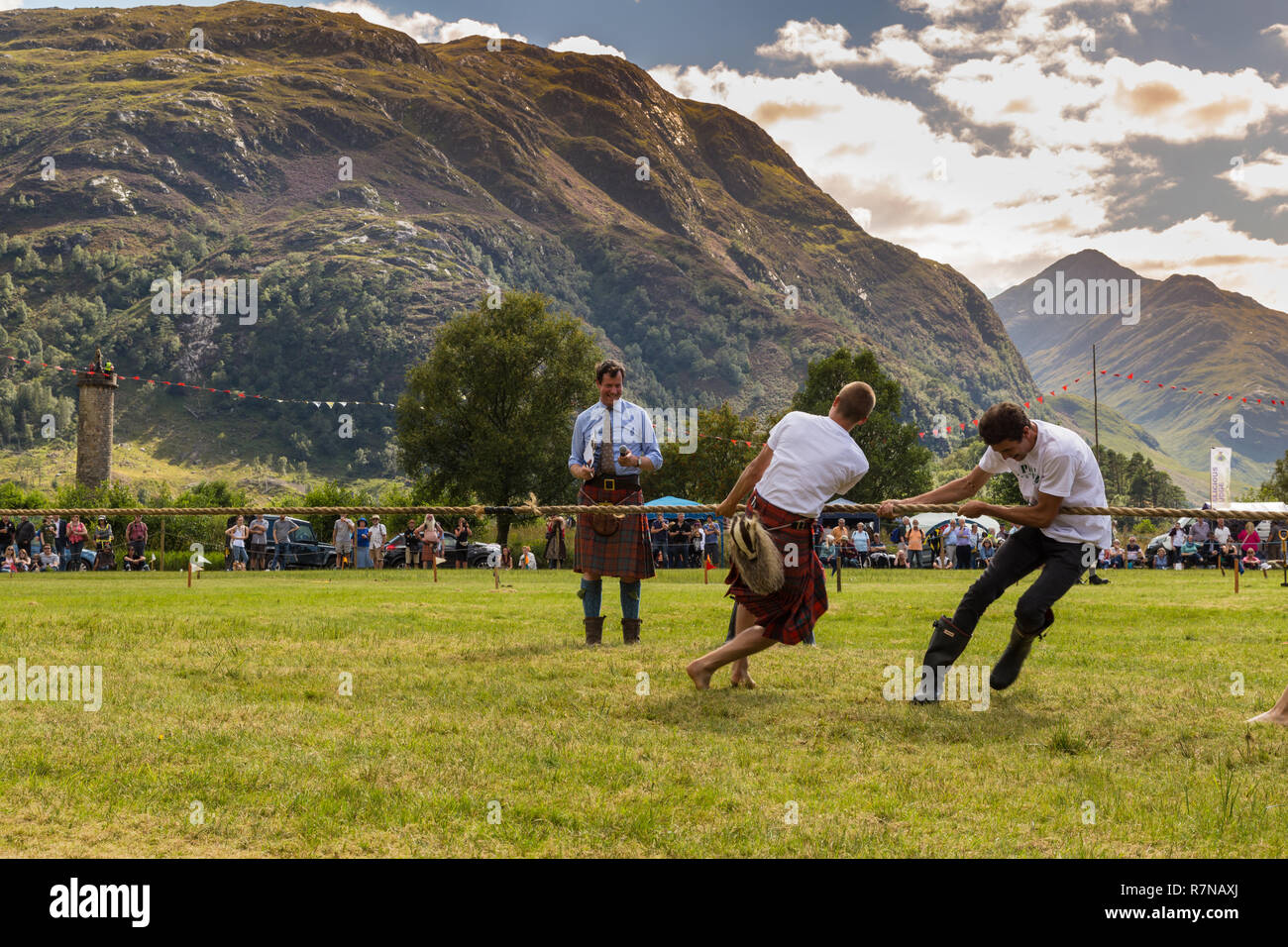 Remorqueur de la guerre à Glenfinnan les Jeux des Highlands, Ecosse, Lochaber. Banque D'Images