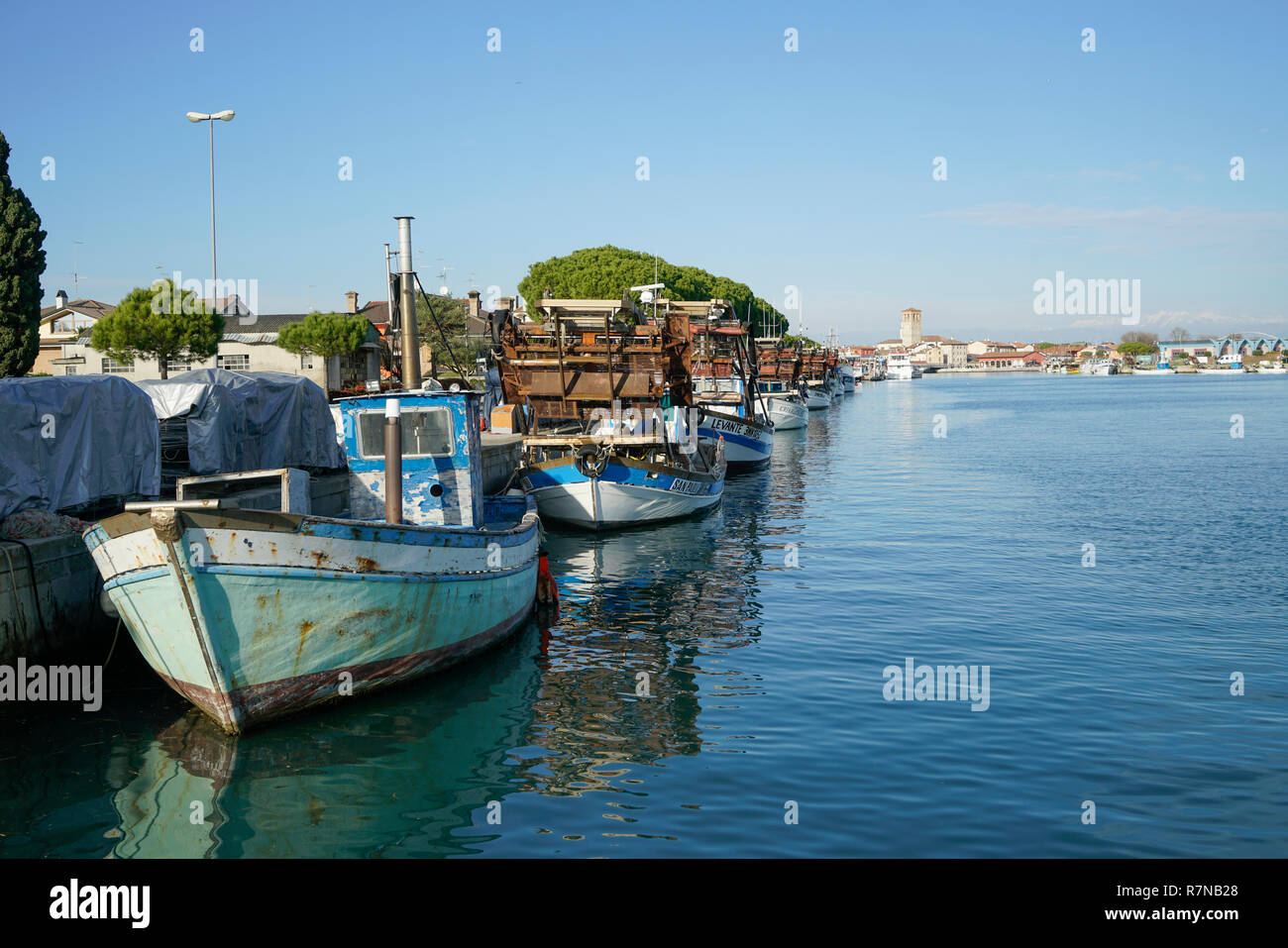 Certains bateaux de pêche amarrés sur le quai du port de Marano Lagunare, région du Frioul-Vénétie Julienne, Italie Banque D'Images