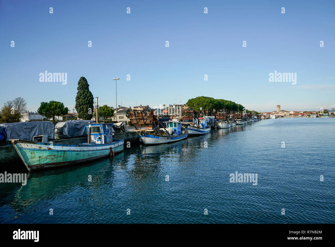 Certains bateaux de pêche amarrés sur le quai du port de Marano Lagunare, région du Frioul-Vénétie Julienne, Italie Banque D'Images