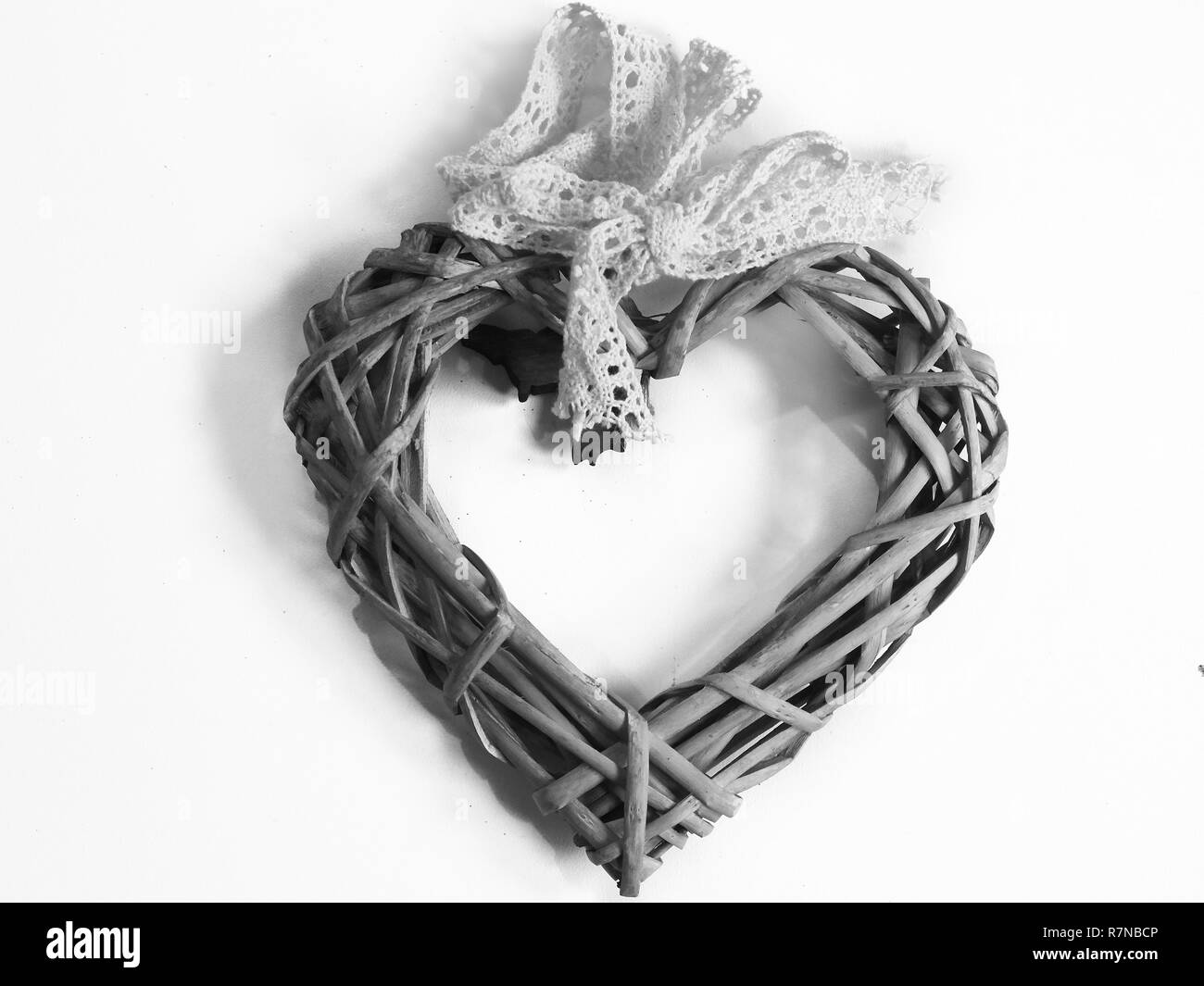 Tourné d'une décoration en forme de coeur couramment utilisés pour décorer les arbres de Noël Banque D'Images