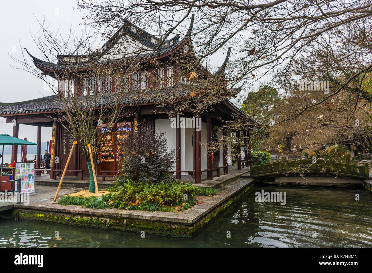 Temple chinois près du lac de l'Ouest de Hangzhou, Chine Banque D'Images