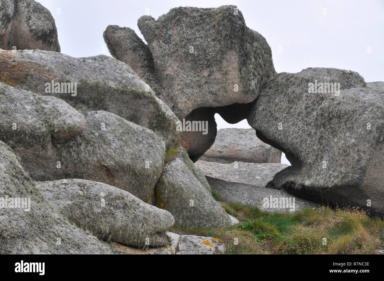 Pluie et vent erored,la mer,les roches de granit, Penninis Head, St Mary, Îles Scilly,UK Banque D'Images