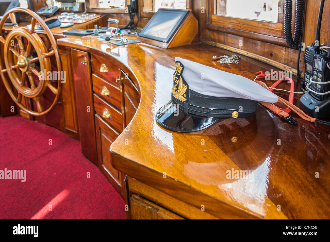 Hat officier de marine de Nave Italia. Nave Italia est le plus grand bateau à brig dans le monde. Port de Livourne, en Toscane, Italie Banque D'Images