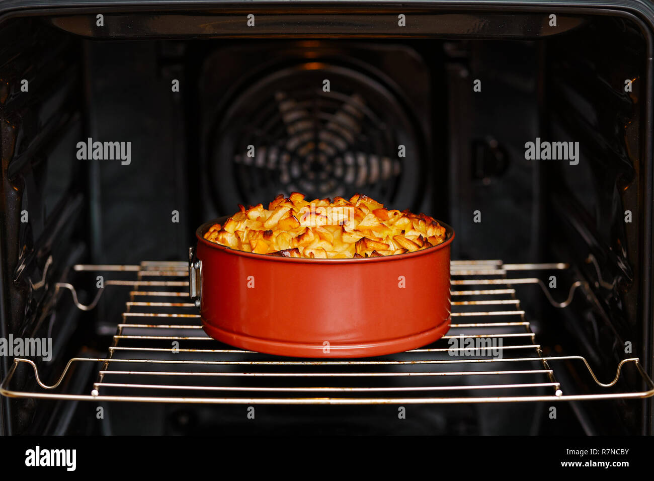 Tarte aux pommes faite maison rouge en forme de split au four dans la cuisine four Banque D'Images