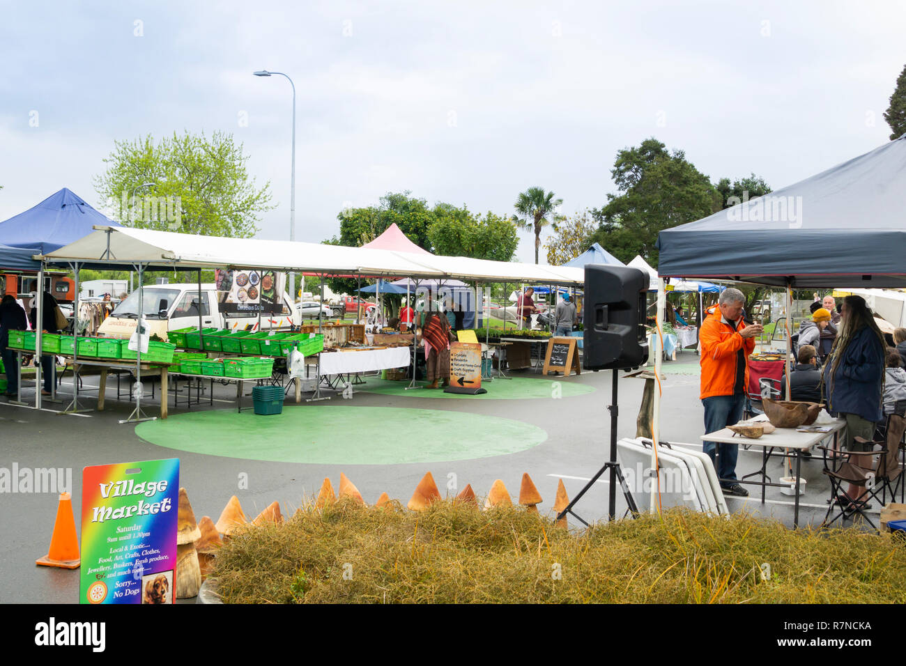 GOLDEN BAY, Nouvelle-zélande - 5 octobre 2018 village samedi avec les marchés locaux et biologiques, de l'artisanat de la réunion et de l'achat. alocals Banque D'Images