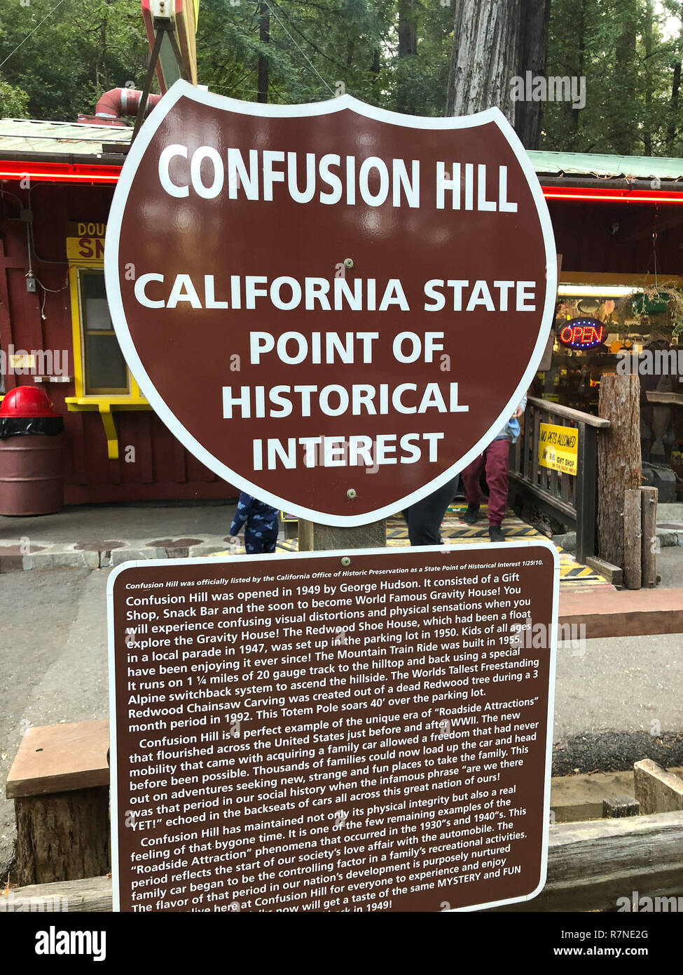 Eureka, CA - le 19 novembre 2018 : Confusion Hill oddity parc dans les séquoias de Californie Parcs nationaux et d'État dans le nord-est de la Californie. Banque D'Images