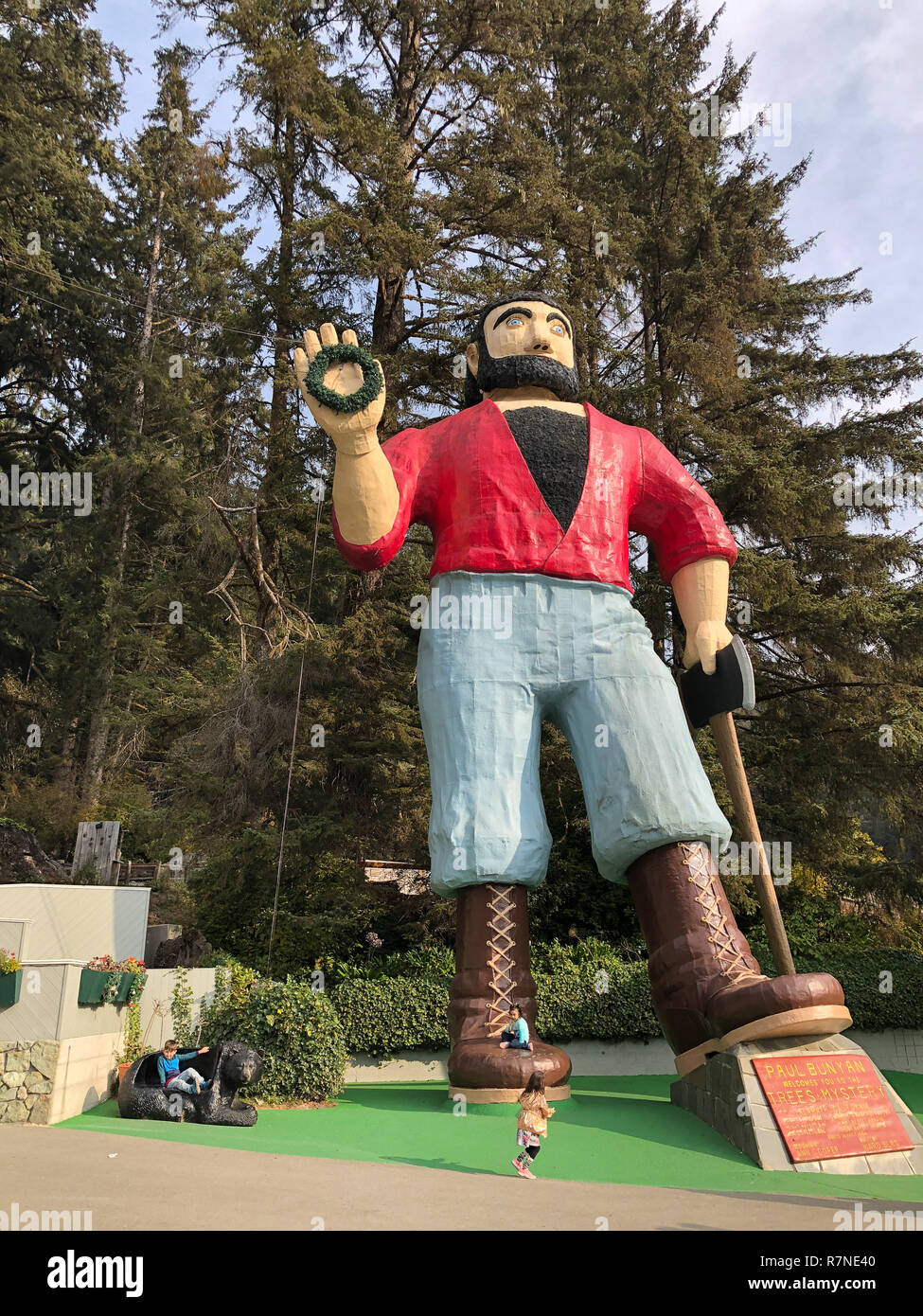Bernardino, CA - le 20 novembre 2018 : Paul Bunyan et son fidèle ox Babe sont construites en immenses statues à l'extérieur de l'entrée pour les arbres de parc mystérieux en t Banque D'Images