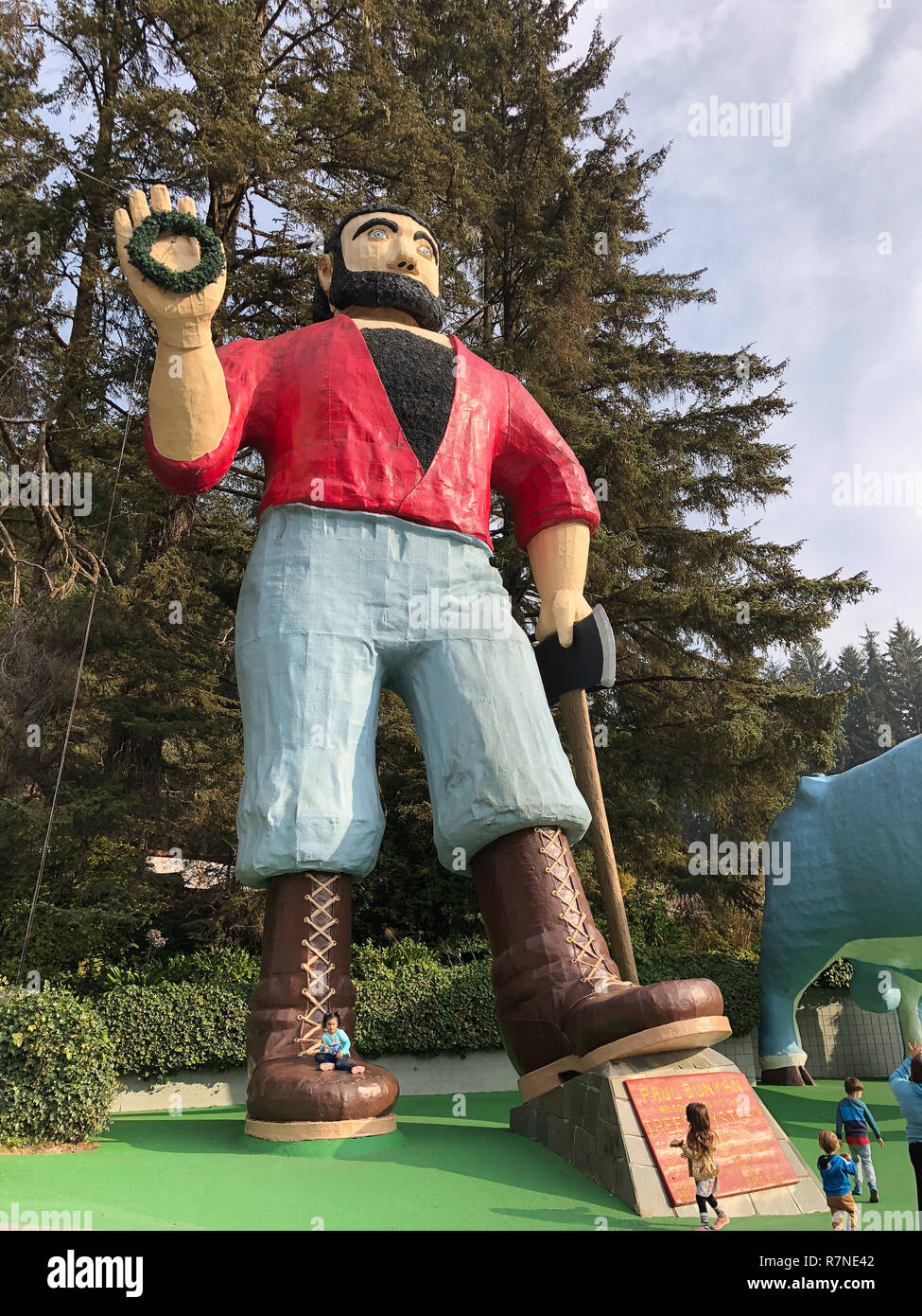 Bernardino, CA - le 20 novembre 2018 : Paul Bunyan et son fidèle ox Babe sont construites en immenses statues à l'extérieur de l'entrée pour les arbres de parc mystérieux en t Banque D'Images