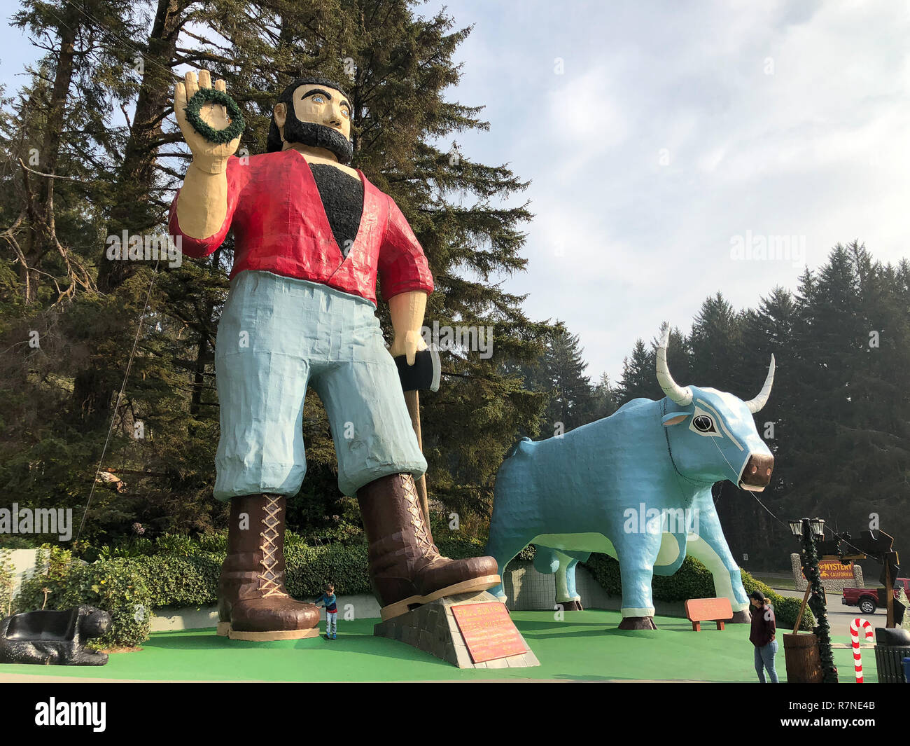 Bernardino, CA - le 20 novembre 2018 : Paul Bunyan et son fidèle ox Babe sont construites en immenses statues à l'extérieur de l'entrée pour les arbres de parc mystérieux en t Banque D'Images