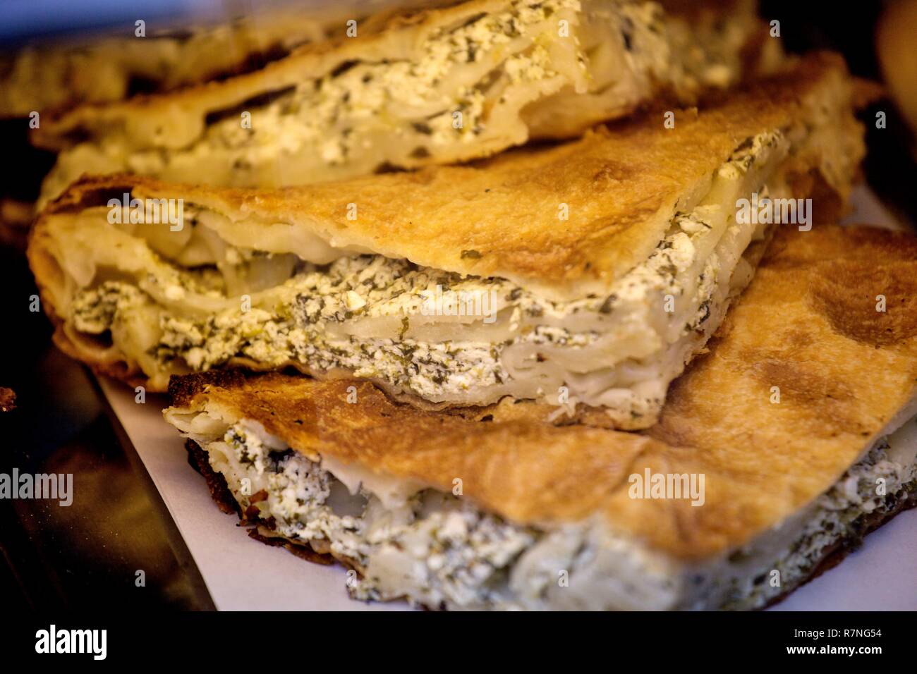 La Croatie, Dalmatie, côte dalmate, Hvar, Hvar, vente de pommes de terre avec bourek Banque D'Images
