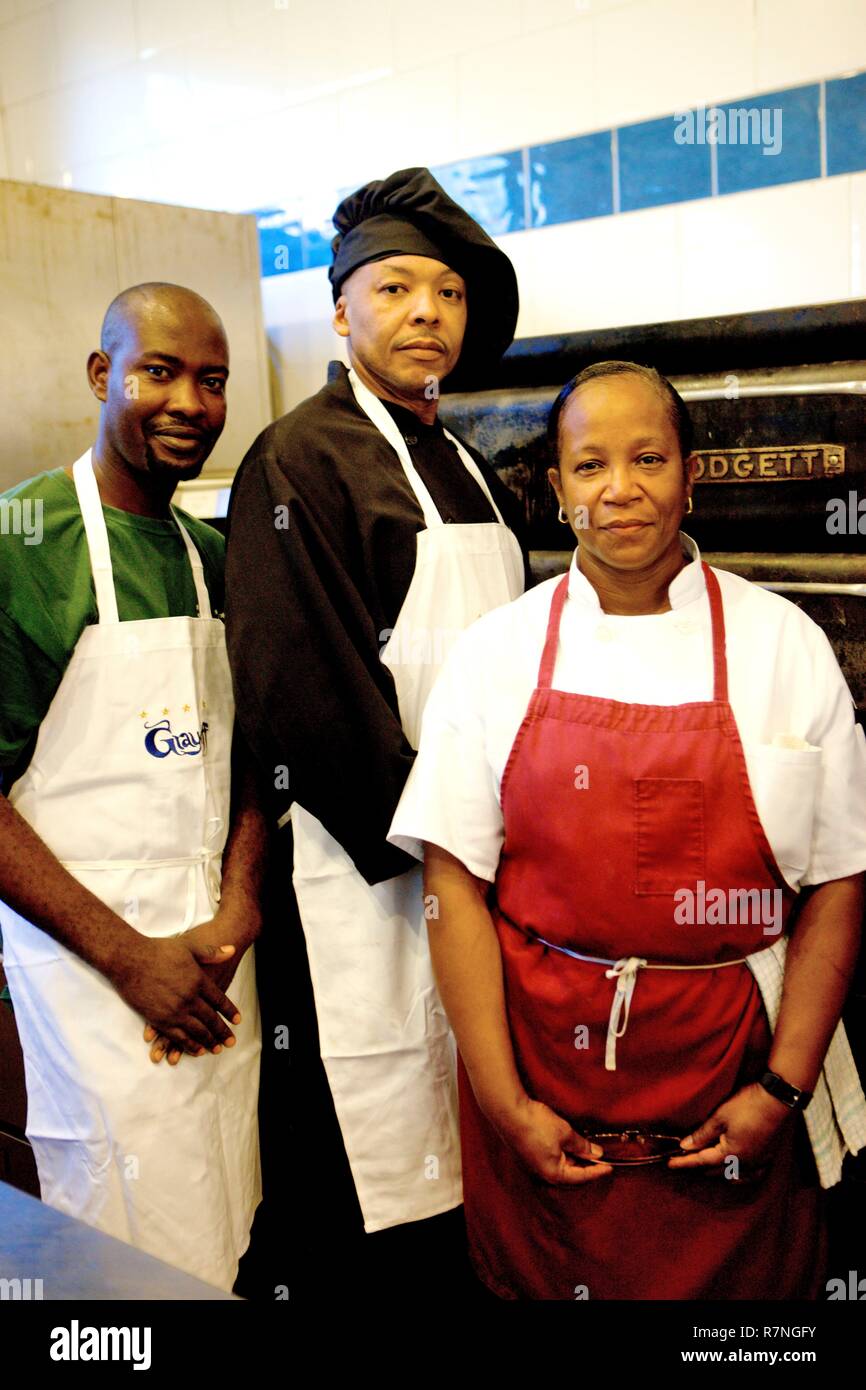 Bahamas, New Providence, Nassau, l'équipe de cuisine de l'établissement Graycliff restaurant Banque D'Images