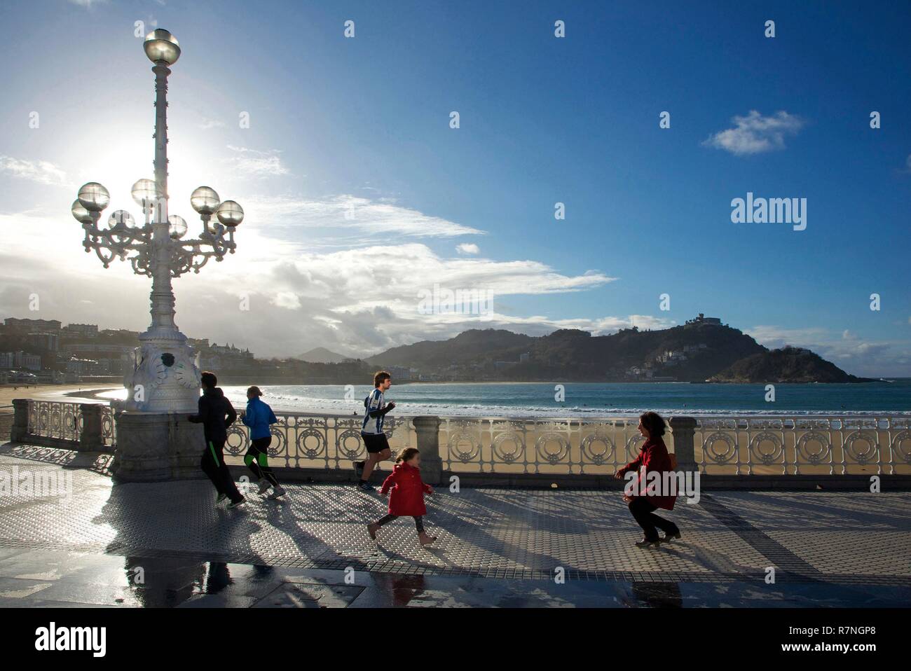 Espagne, Pays Basque, San Sebastian, marcheurs et coureurs sur le paseo de la Concha Banque D'Images