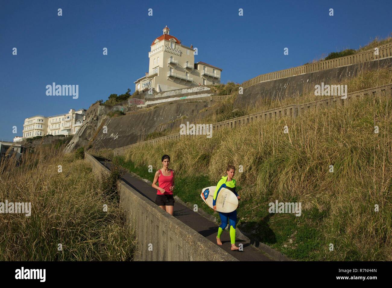 France, Pyrénées Atlantiques, Pays Basque, Biarritz, jogger et va surfer sur la plage de la plage de la Côte des Basques Banque D'Images