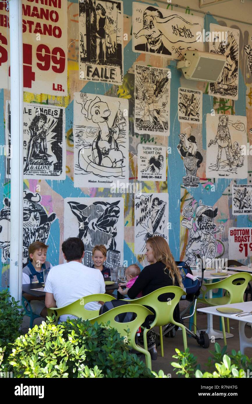 États-unis, Floride, Miami, terrasse du restaurant Wynwood Kitchen & Bar, décoré par les artistes de rue Faile & Bäst, près de murs Wynwood, dans le district de Wynwood Banque D'Images