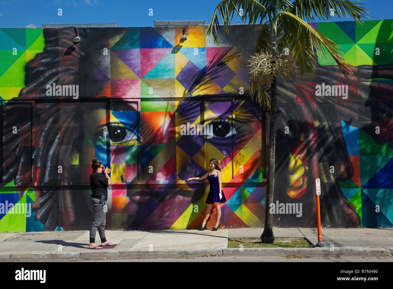 États-unis, Floride, Miami, le tir pour le quinzième anniversaire de cette jeune fille cubaine, en face d'un mur peint par l'artiste de rue, Edouardo Kobra, dans le district de Wynwood Banque D'Images