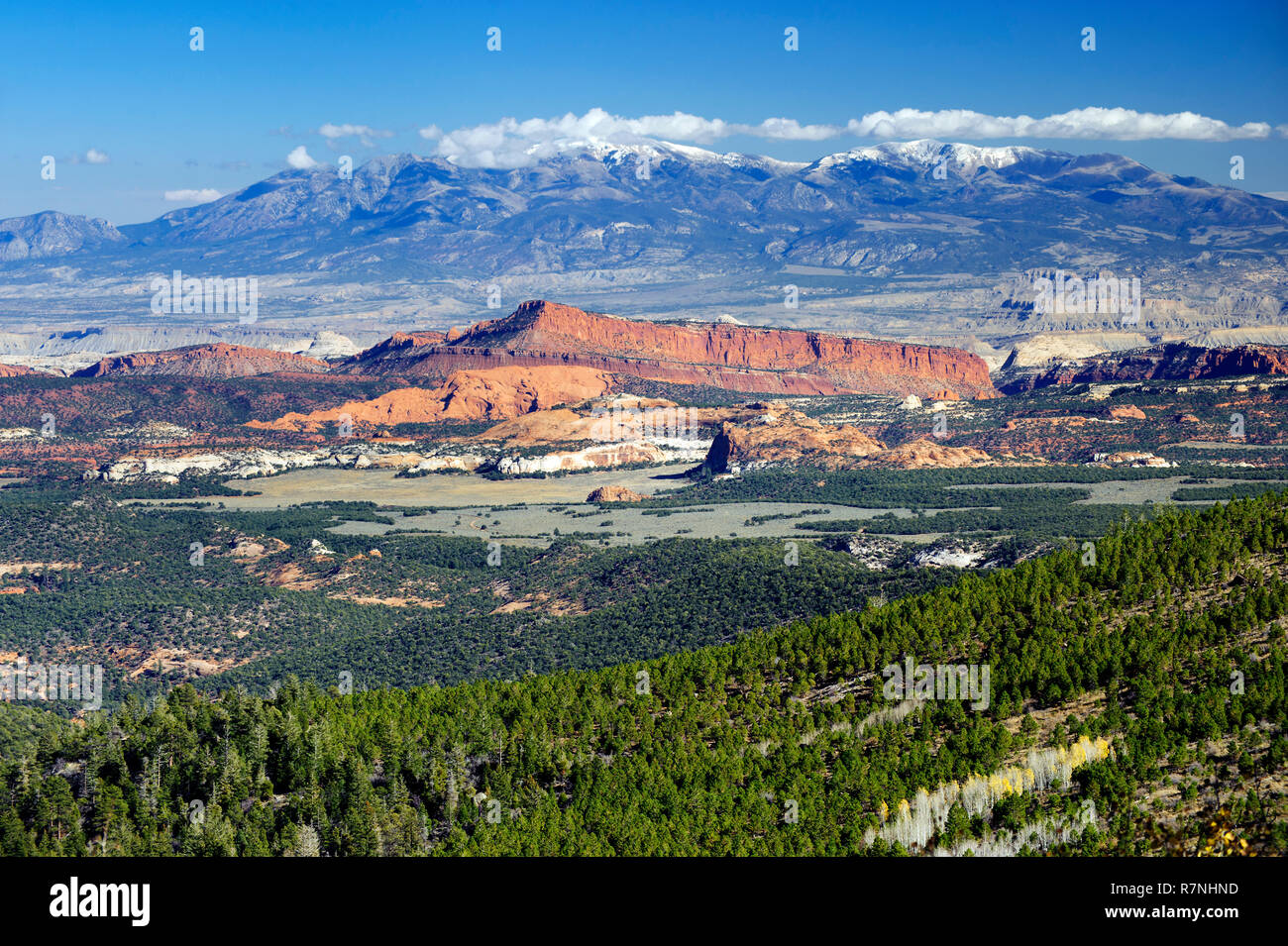 Henry Montagnes et Waterpocket Fold, vu de Larb Hollow surplombent sur Utah's Scenic Byway 12. Banque D'Images