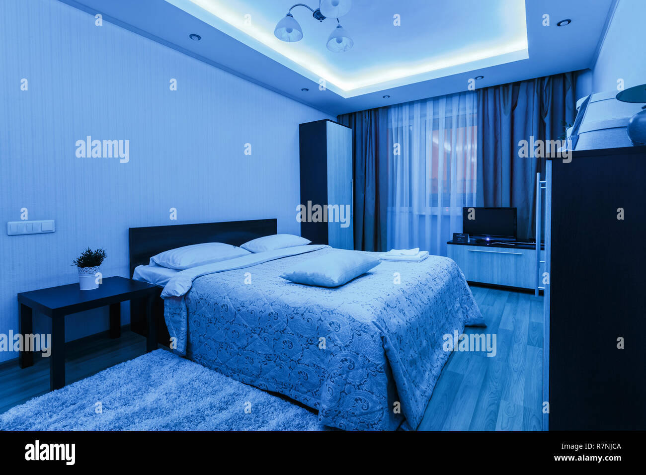 MINSK, BELARUS - décembre 8, 2017 : l'intérieur de chambre à coucher moderne  loft Appartement en télévision avec lumière néon Photo Stock - Alamy