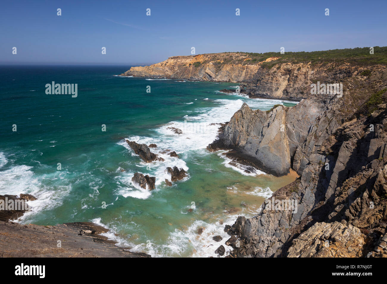 Praia do Alvoriao et robuste à la côte de l'Atlantique nord en après-midi, Zambujeira do Mar, de l'Alentejo, Portugal, Europe Banque D'Images