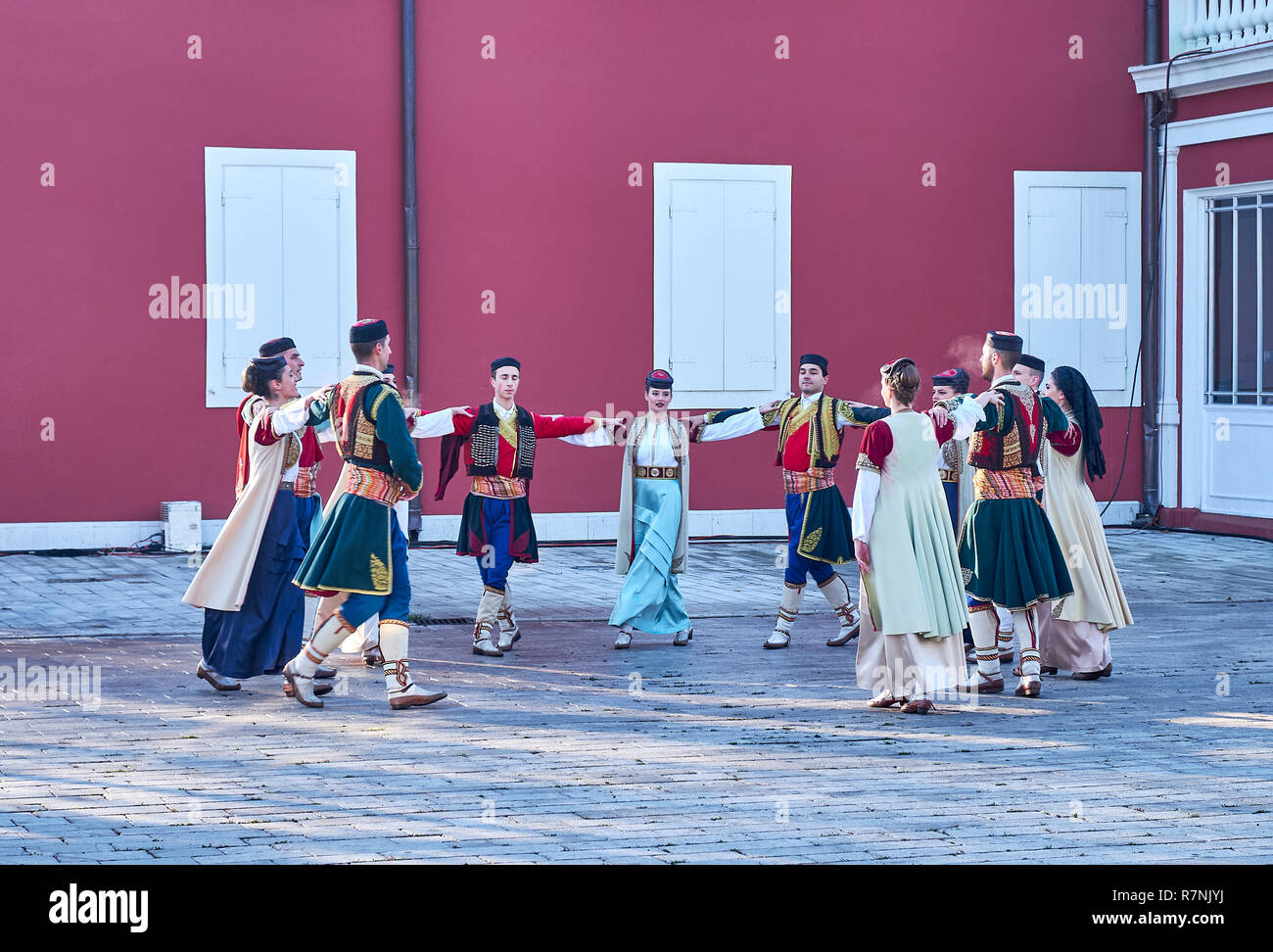 Public traditionnel spectacle de danse sur la place de l'ancienne capitale royale. Danseurs portant le folklore traditionnel du pays de la douane. Ordinateur de poche Banque D'Images