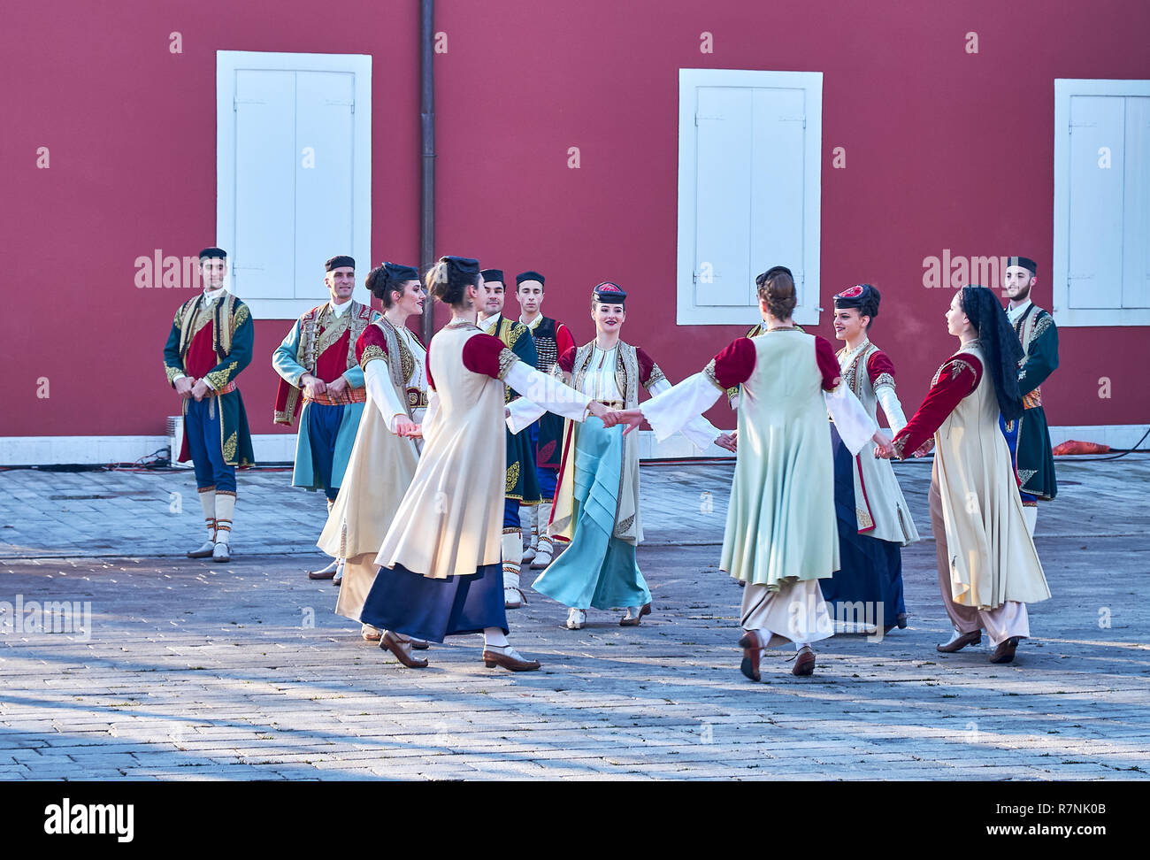 Public traditionnel spectacle de danse sur la place de l'ancienne capitale royale. Danseurs portant le folklore traditionnel du pays de la douane. Ordinateur de poche Banque D'Images