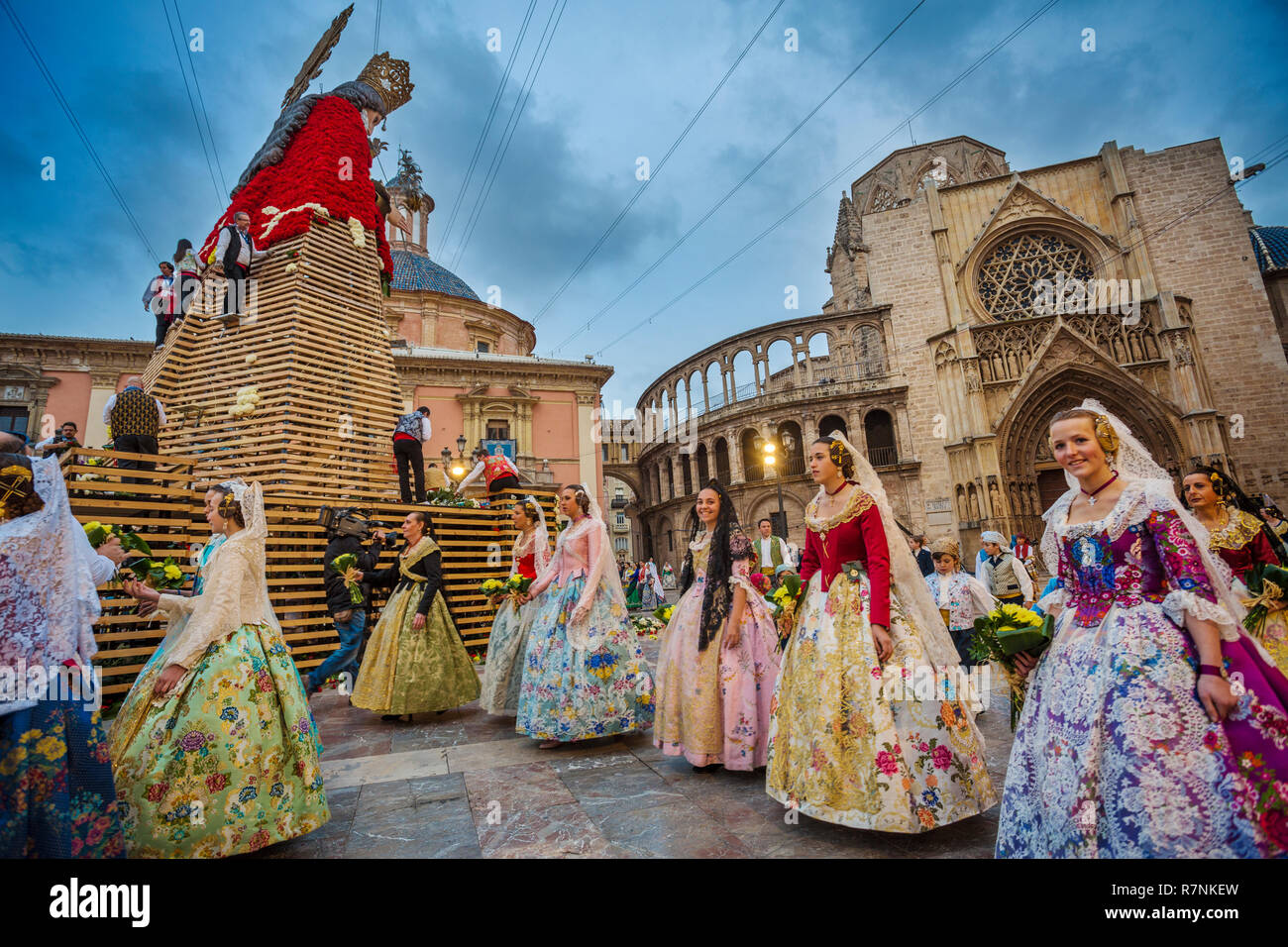 Fallas festival. Falleras offrant des fleurs à la Vierge. Valence. Communauté de Valence. L'Espagne. Patrimoine Culturel Immatériel de l'humanité. L'UNESCO Banque D'Images