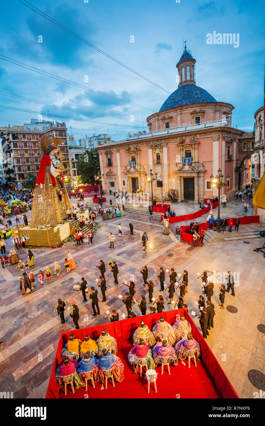 Fallas festival. Falleras offrant des fleurs à la Vierge. Valence. Communauté de Valence. L'Espagne. Patrimoine Culturel Immatériel de l'humanité. L'UNESCO Banque D'Images