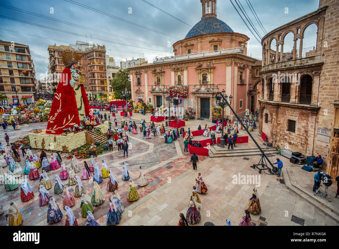 Fallas festival. Falleras offrant des fleurs à la Vierge. Valence. Communauté de Valence. L'Espagne. Patrimoine Culturel Immatériel de l'humanité. L'UNESCO Banque D'Images