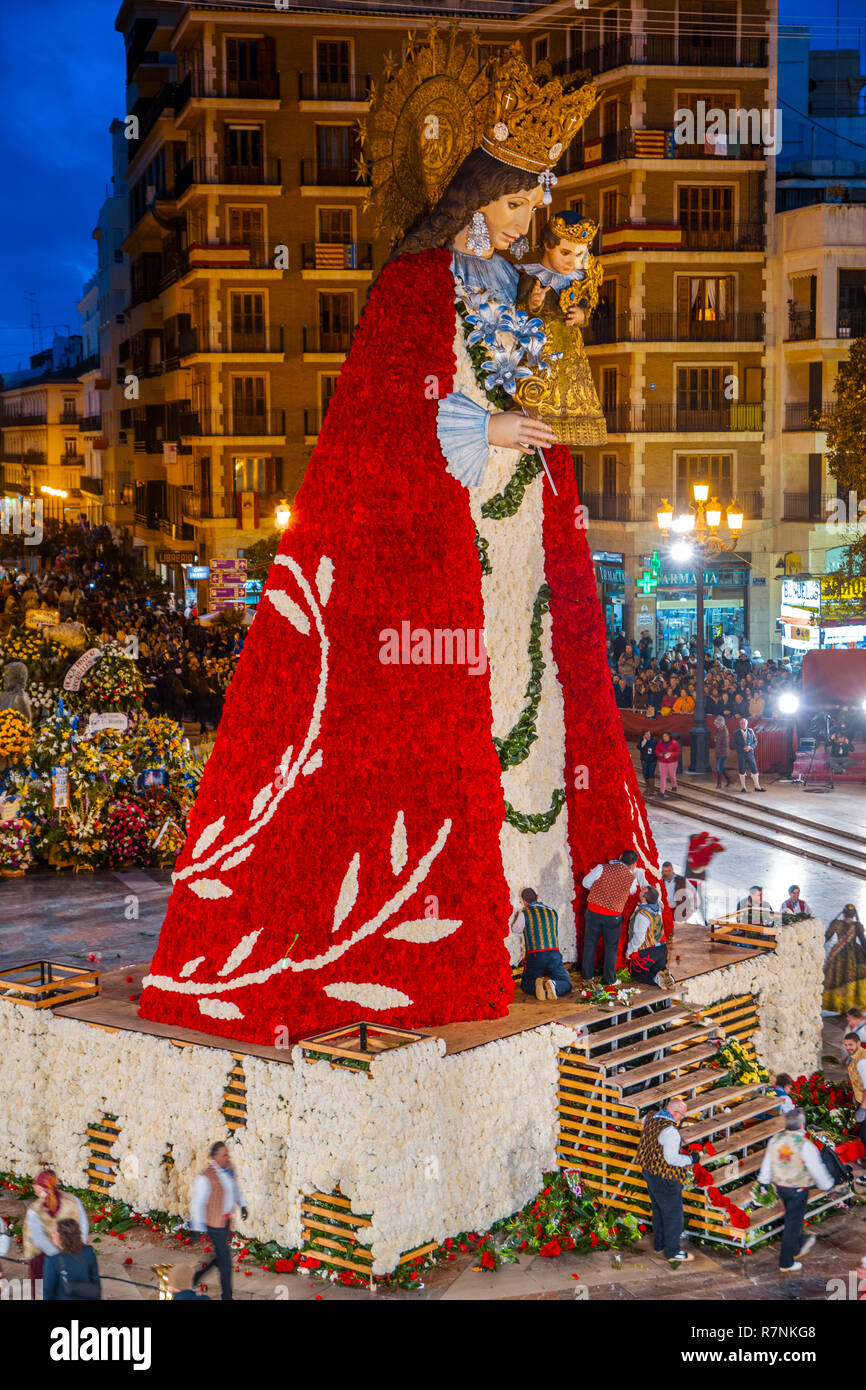 Fallas festival. Falleras offrant des fleurs à la Vierge. Valence. Communauté de Valence. L'Espagne. Patrimoine Culturel Immatériel de l'humanité. L'UNESCO Banque D'Images