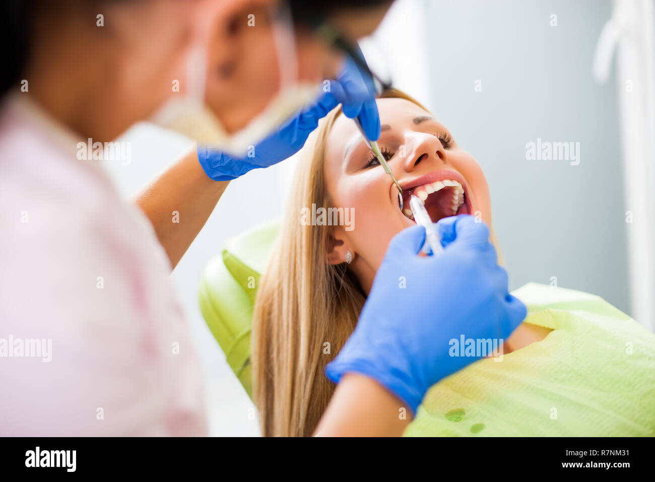 Jeune femme au dentiste. Médecin est l'injection de l'anesthésique. Banque D'Images