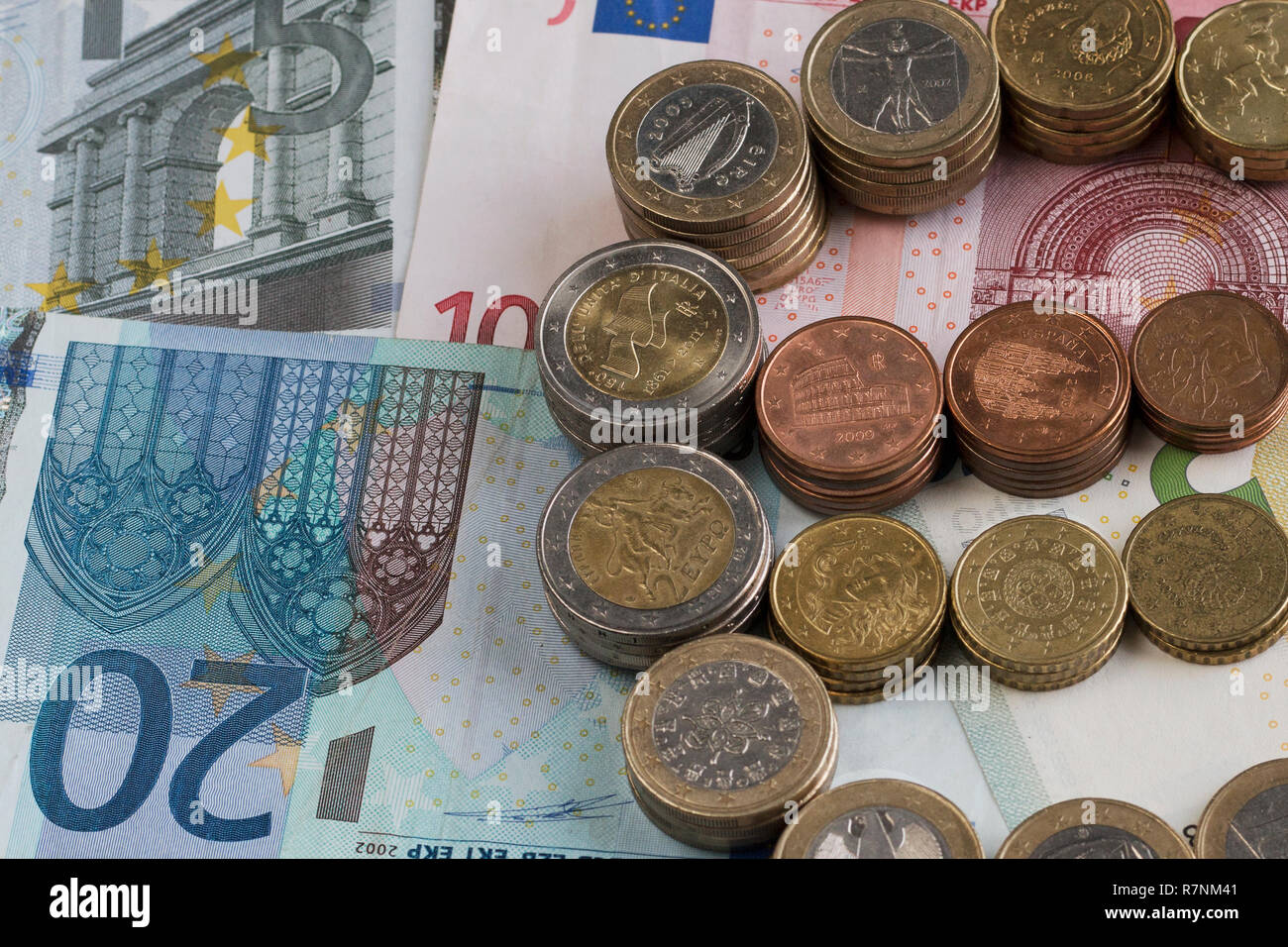 Tours de pièces en euro sous la forme d'un symbole de l'euro. Arrière-plan de billets en euros Banque D'Images