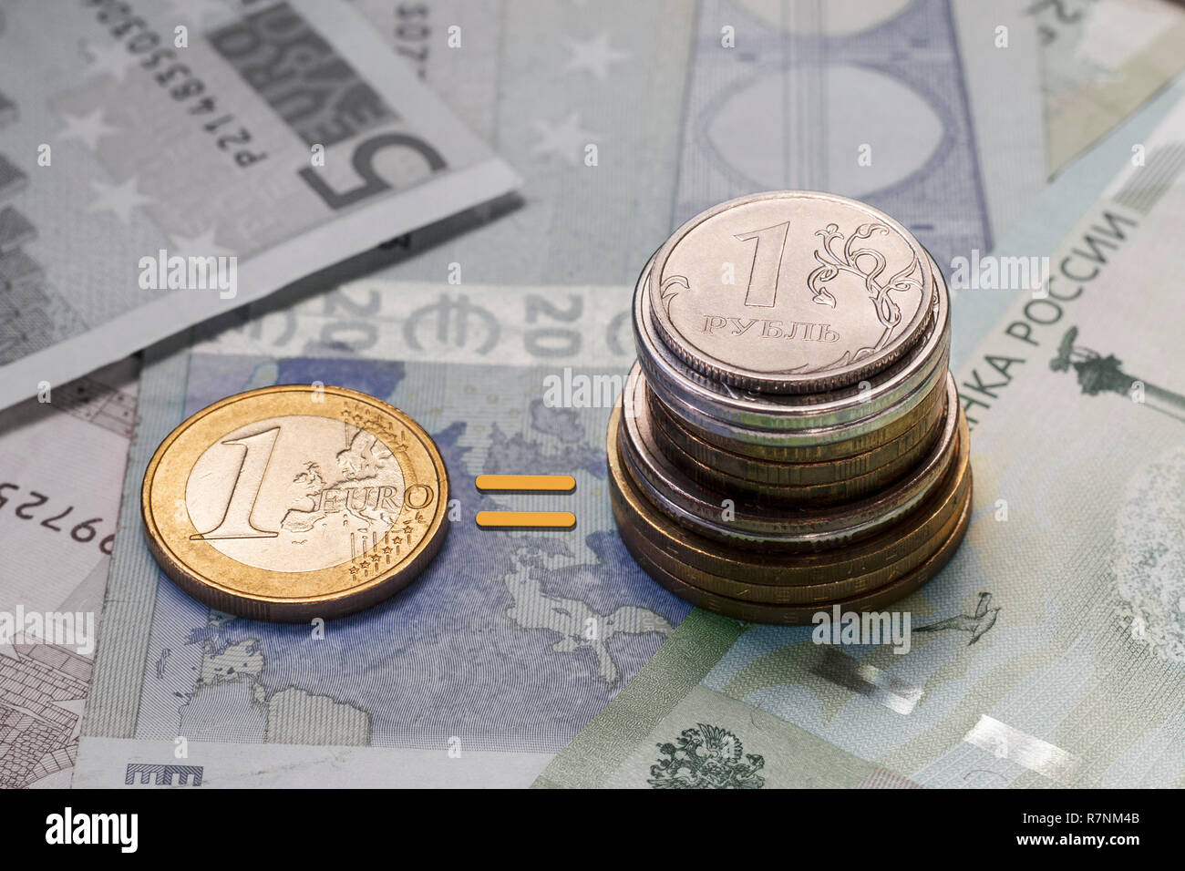 Euro et monnaie rouble. Le taux de change de l'Euro (EUR) et le rouble (RUR). Arrière-plan de billets Banque D'Images