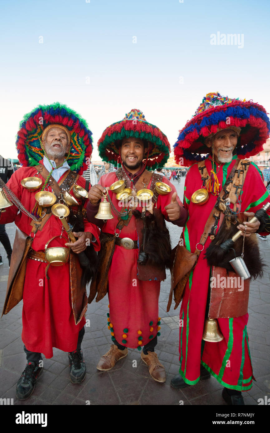 Marrakech Maroc - trois vendeurs d'eau ou porteurs d'eau en costume  traditionnel, Place Djemaa el Fna, Marrakech Maroc Afrique du Nord Photo  Stock - Alamy