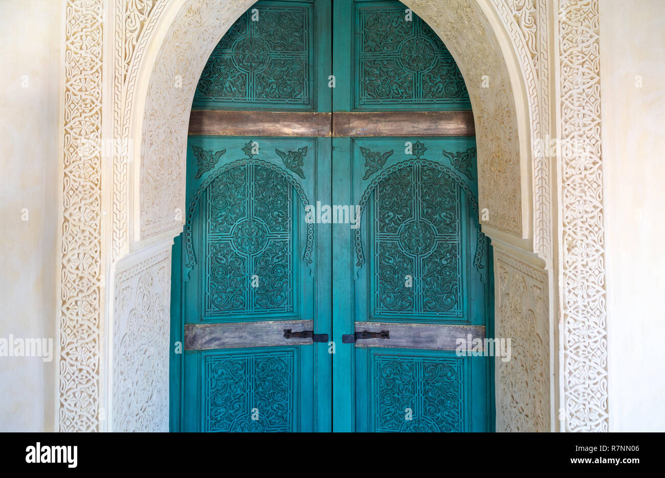 Marrakech - porte portes bleu avec blanc albâtre, surround, Marrakech, Maroc, Afrique du Sud Banque D'Images