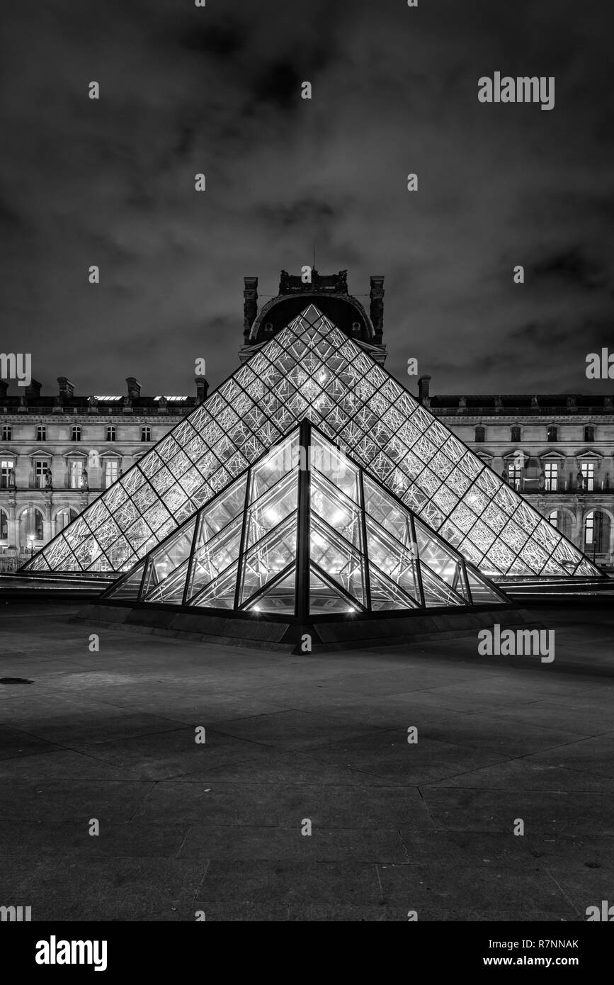 La pyramide du Louvre la nuit, Paris, France Banque D'Images