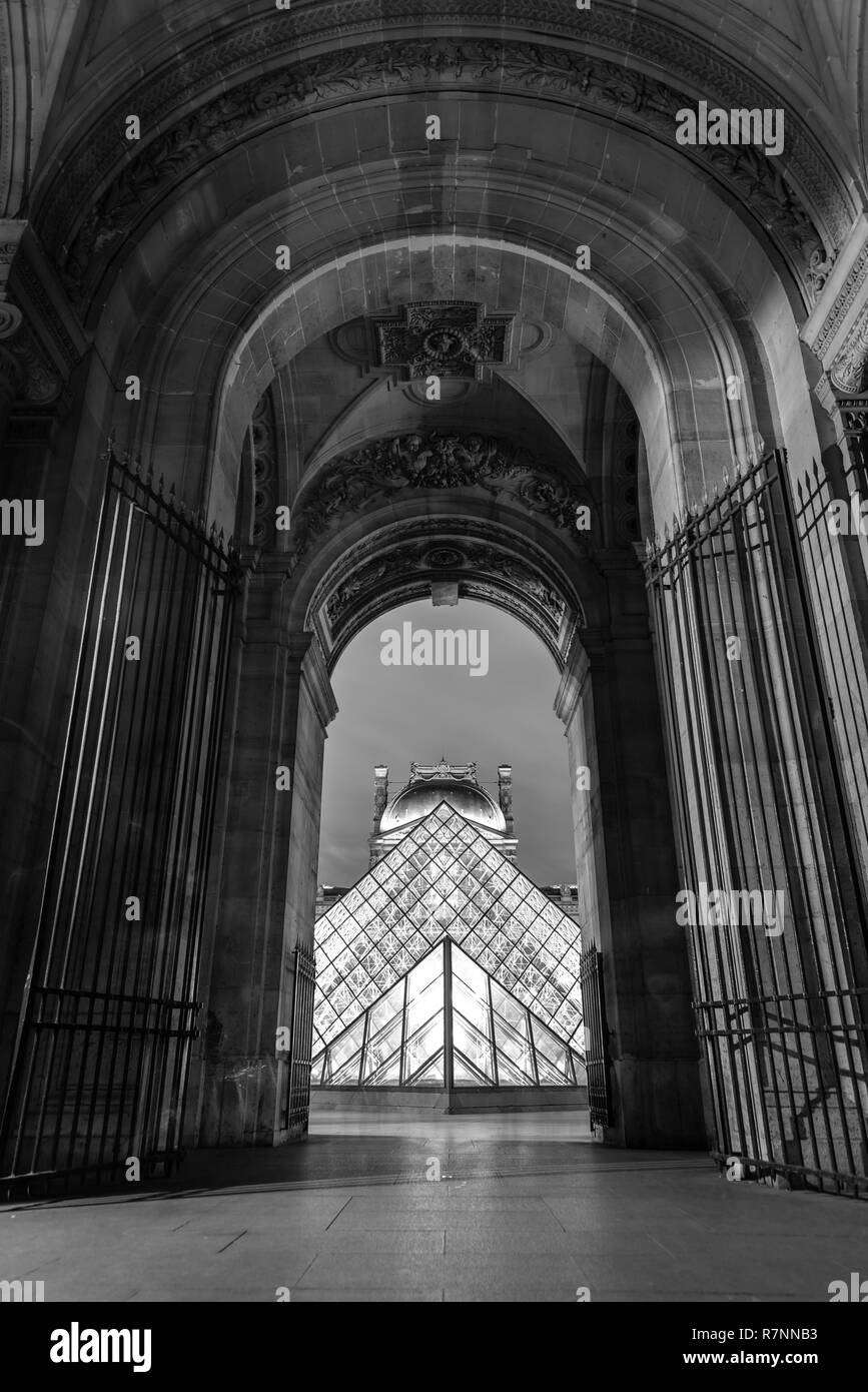 La pyramide du Louvre la nuit, Paris, France Banque D'Images