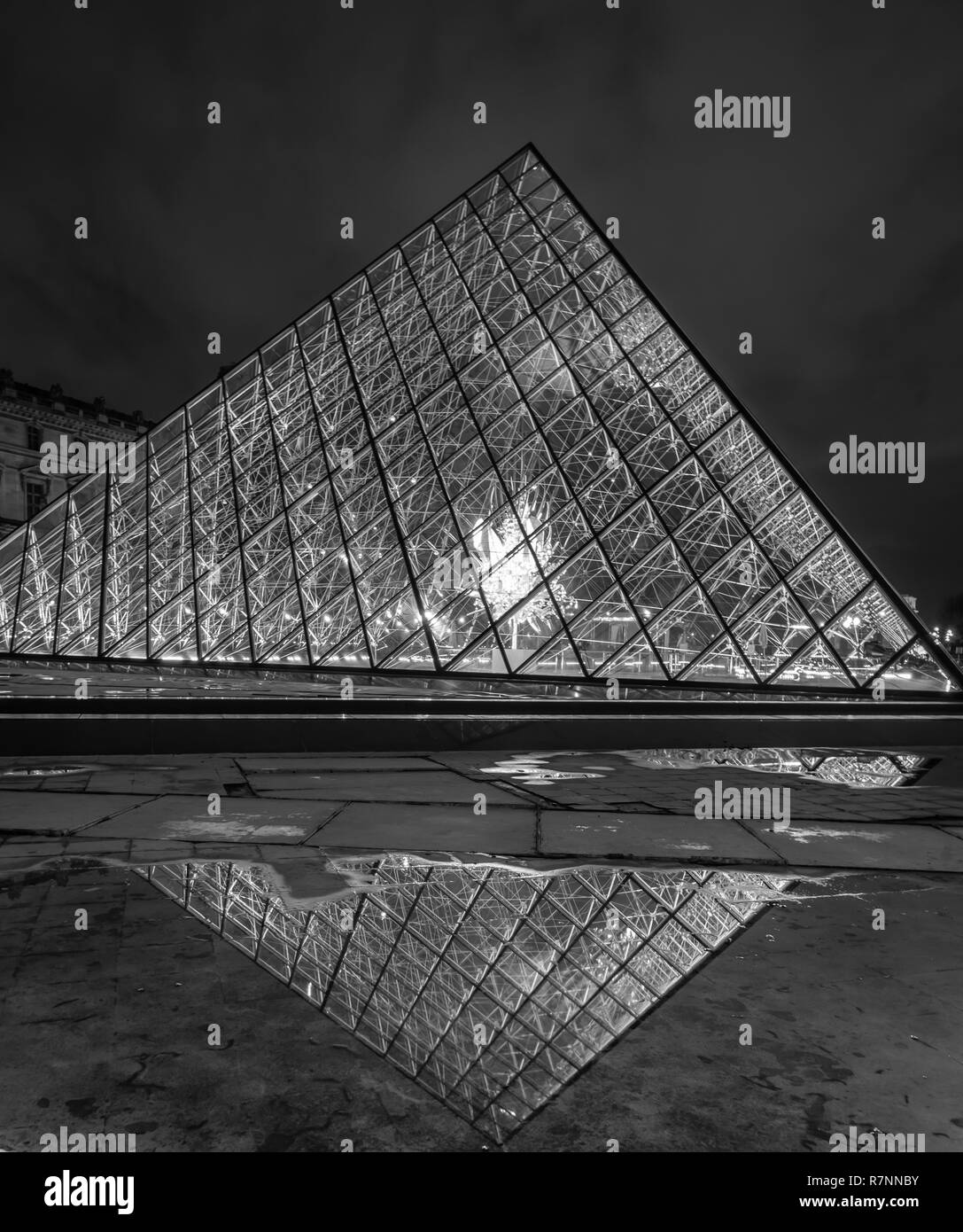 La pyramide du Louvre la nuit, Paris, France Banque D'Images