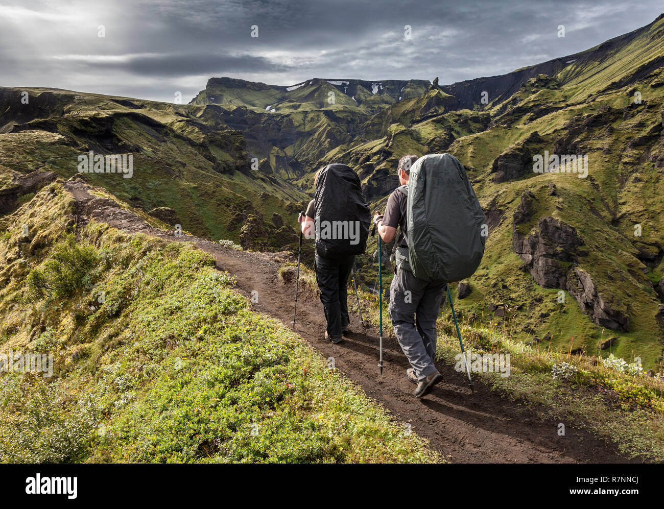 Deux randonneurs par Godaland (Gooaland) sur l'approche de l'Fimmvorouhals passent, Thorsmork, Islande. Banque D'Images