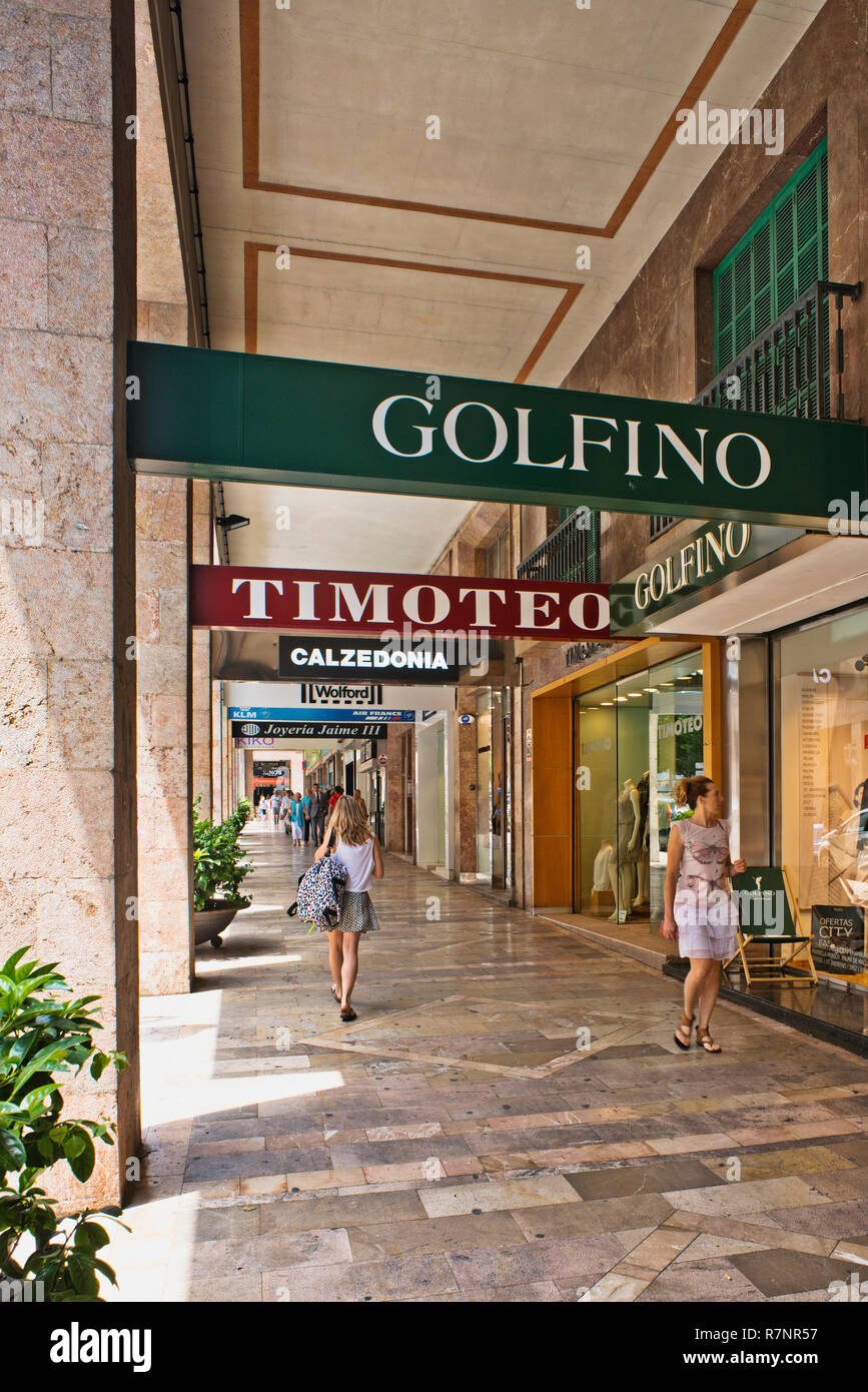 Visiteurs de la cool arcades de la Avinguda Rei Jaume III, l'un des principaux quartiers commerçants de Palma de Mallorca, Espagne Banque D'Images