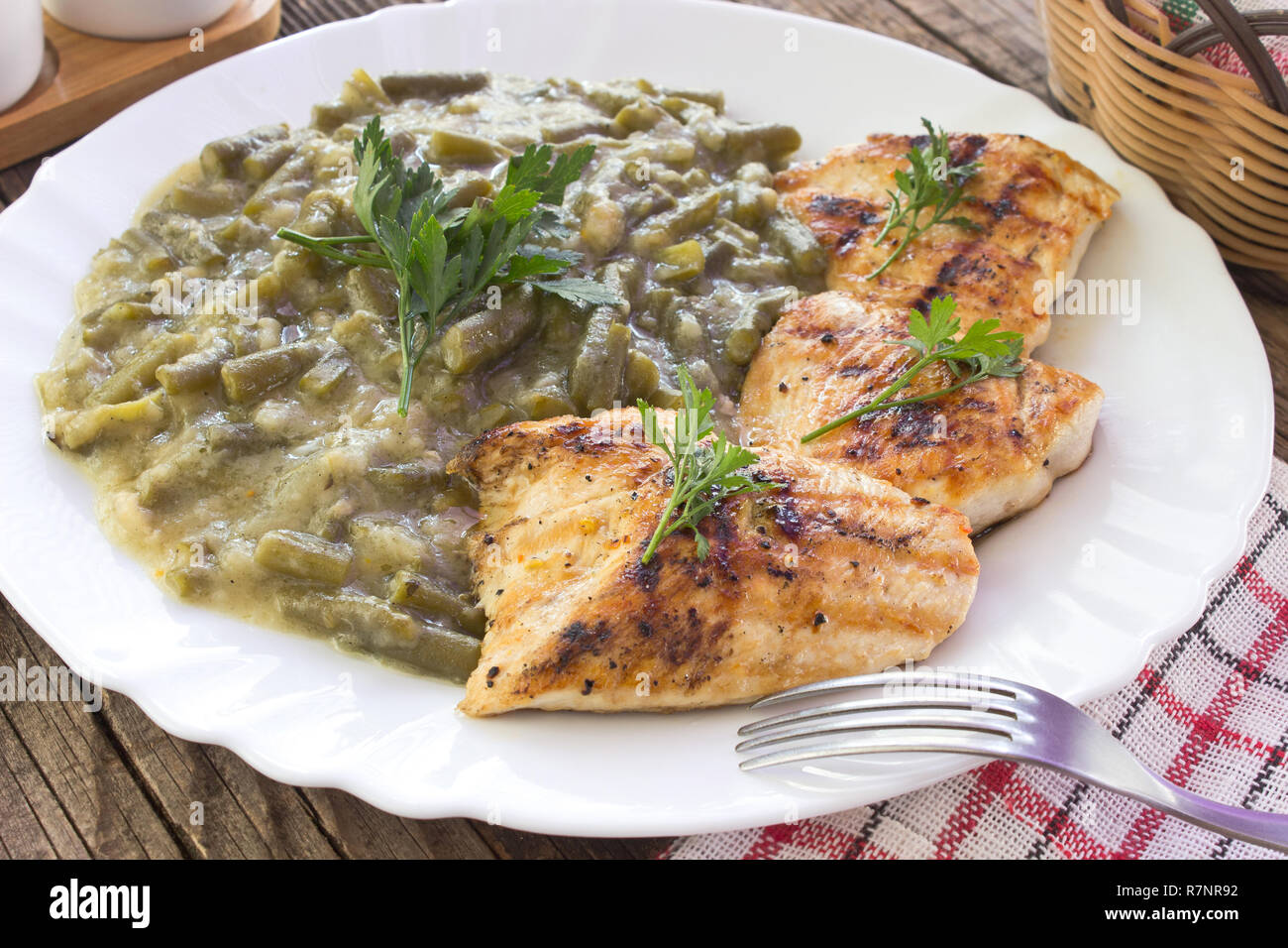 Poitrine de poulet avec des haricots verts cuits dans la plaque sur la table Banque D'Images