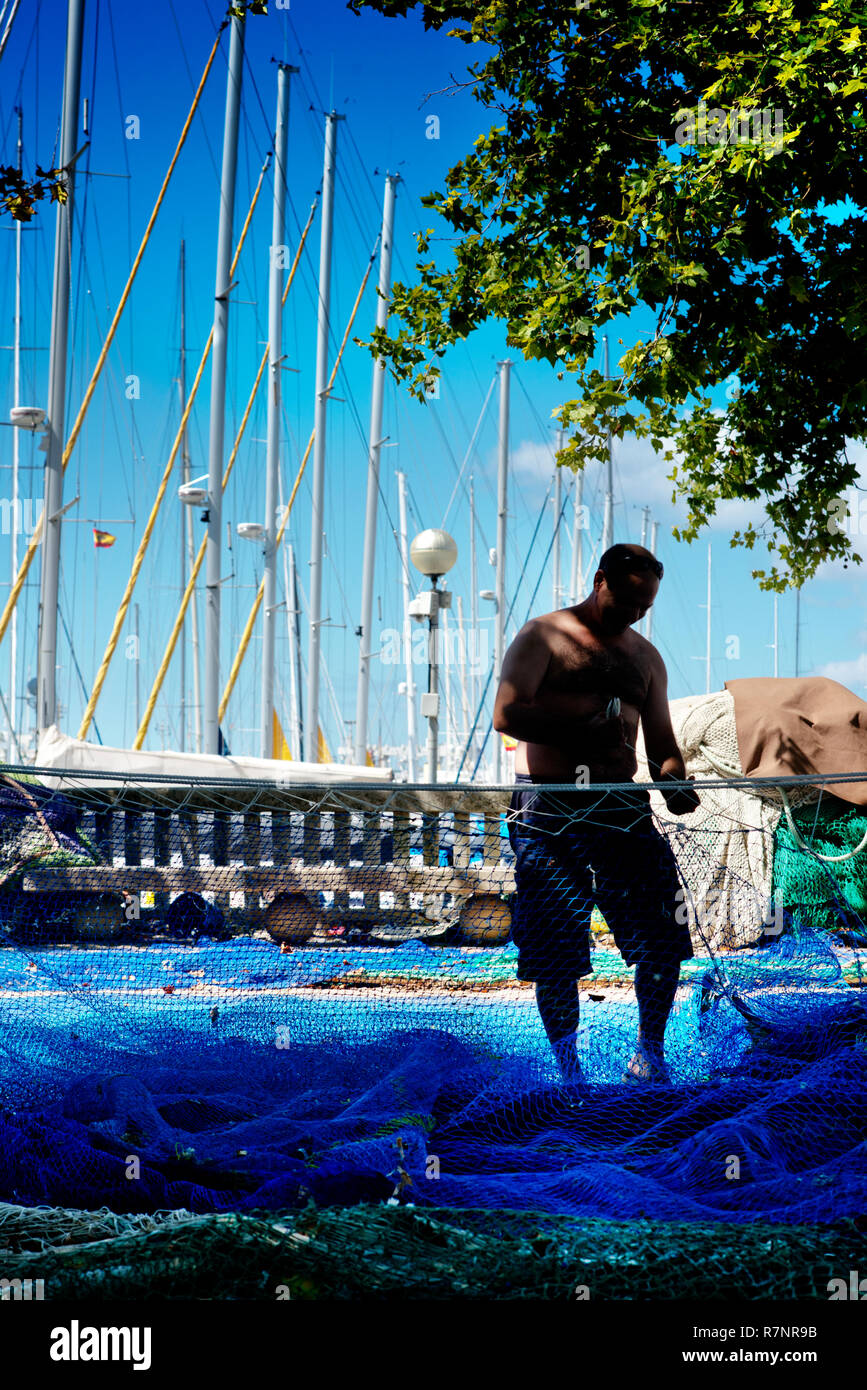 Raccommodage des filets de pêche à Palma de Majorque, Espagne Banque D'Images