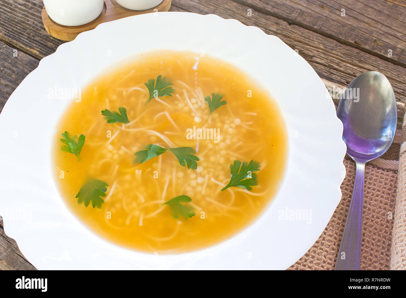 Soupe claire de la plaque sur la vieille table en bois Banque D'Images