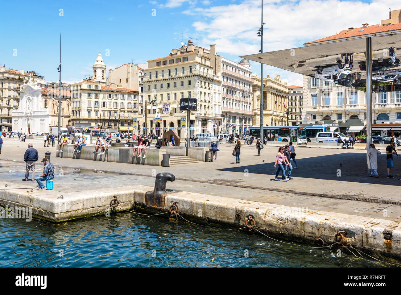 Le Quai des Belges sur le Vieux Port à Marseille, France, avec la station de métro et de l'ombriere, le parasol en miroir par Norman Foster. Banque D'Images