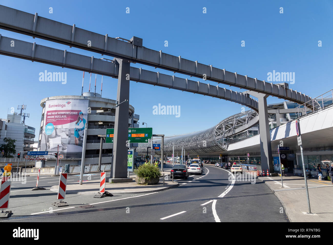 Dusseldorf, Allemagne - le 3 juillet 2018 : vue extérieure de l'Aéroport International de Düsseldorf. L'aéroport de Düsseldorf situé à environ 7 kilomètres au nord de Banque D'Images