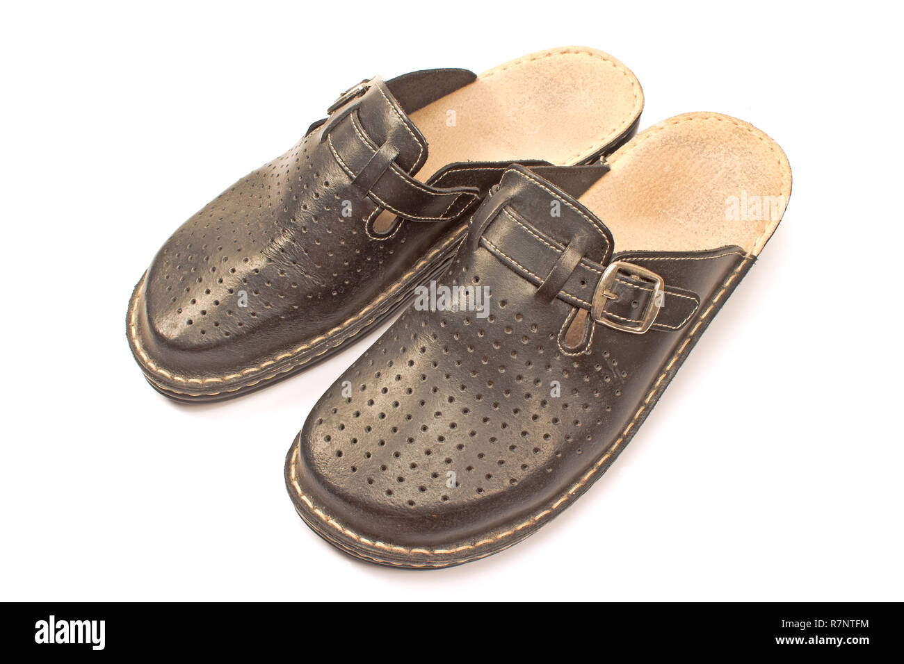 Chaussons cuir chambre isolé sur fond blanc Banque D'Images
